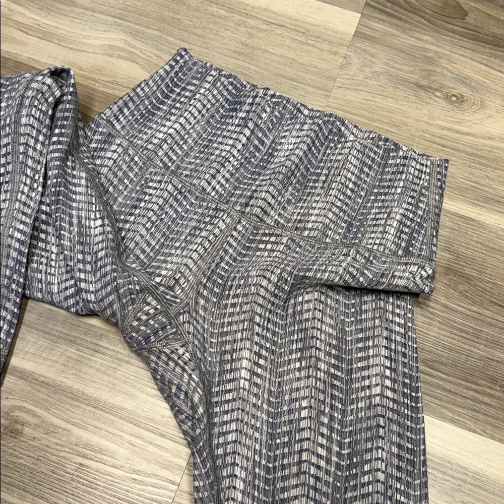 Lululemon Gray Patterned Leggings size 6 - Picture 6 of 9
